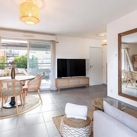 Bright In For 6 People Apartment Cannes