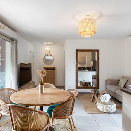 Bright In For 6 People Apartment Cannes